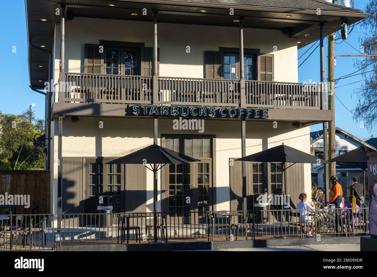 NEW ORLEANS, LA, USA - 29 DICEMBRE 2022: Davanti allo Starbucks Coffee Shop sulla Jefferson Highway (e Freret Street) Foto Stock