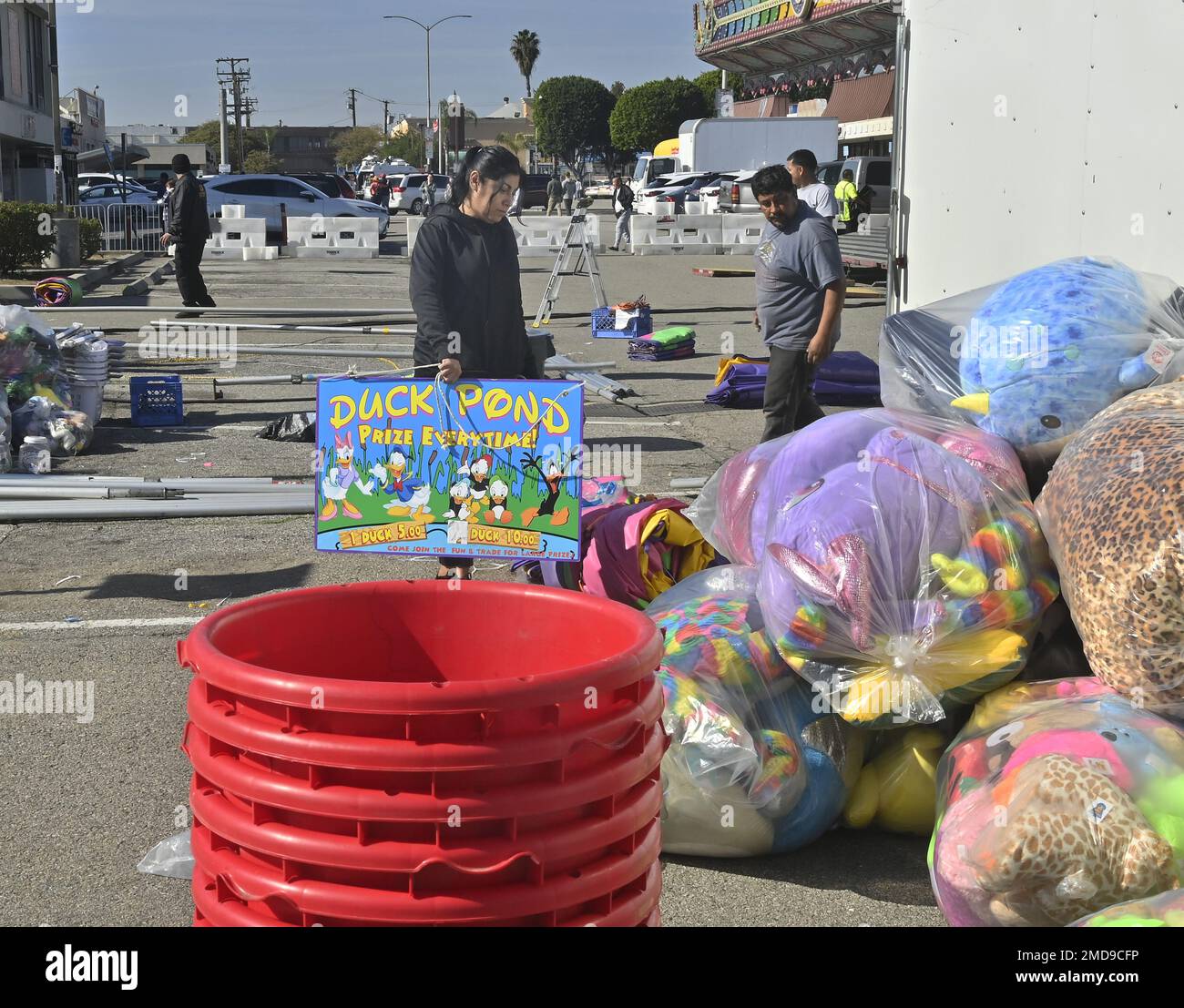 Monterey Park, Stati Uniti. 22nd Jan, 2023. I mercanti smantellano le loro cabine in seguito a una sparatoria di massa presso il vicino Star Dance Studio, dove dieci persone sono state uccise e almeno 10 altri sono stati feriti a Monterey Park, California, domenica 22 gennaio 2023. Foto di Jim Ruymen/UPI Credit: UPI/Alamy Live News Foto Stock