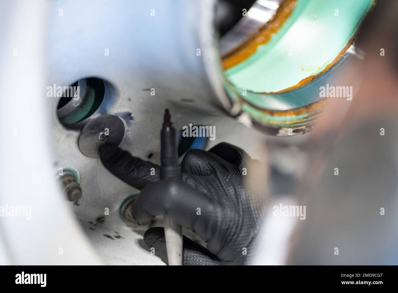 STATI UNITI Air Force Senior Airman Christopher Tyrrell, membro del team di pneumatici e ruote Squadron per la manutenzione 60th, cerca il numero di serie di una ruota presso la base dell'aeronautica militare Travis, California, 14 luglio 2022. L'officina di pneumatici e ruote 60th MXS effettua interventi di manutenzione e ispezioni per il C-17 Globemaster e il C-5M Super Galaxy. Il modello 60th MXS fornisce anche complessivi ruota completi per la regione Pacific Air Forces. Foto Stock