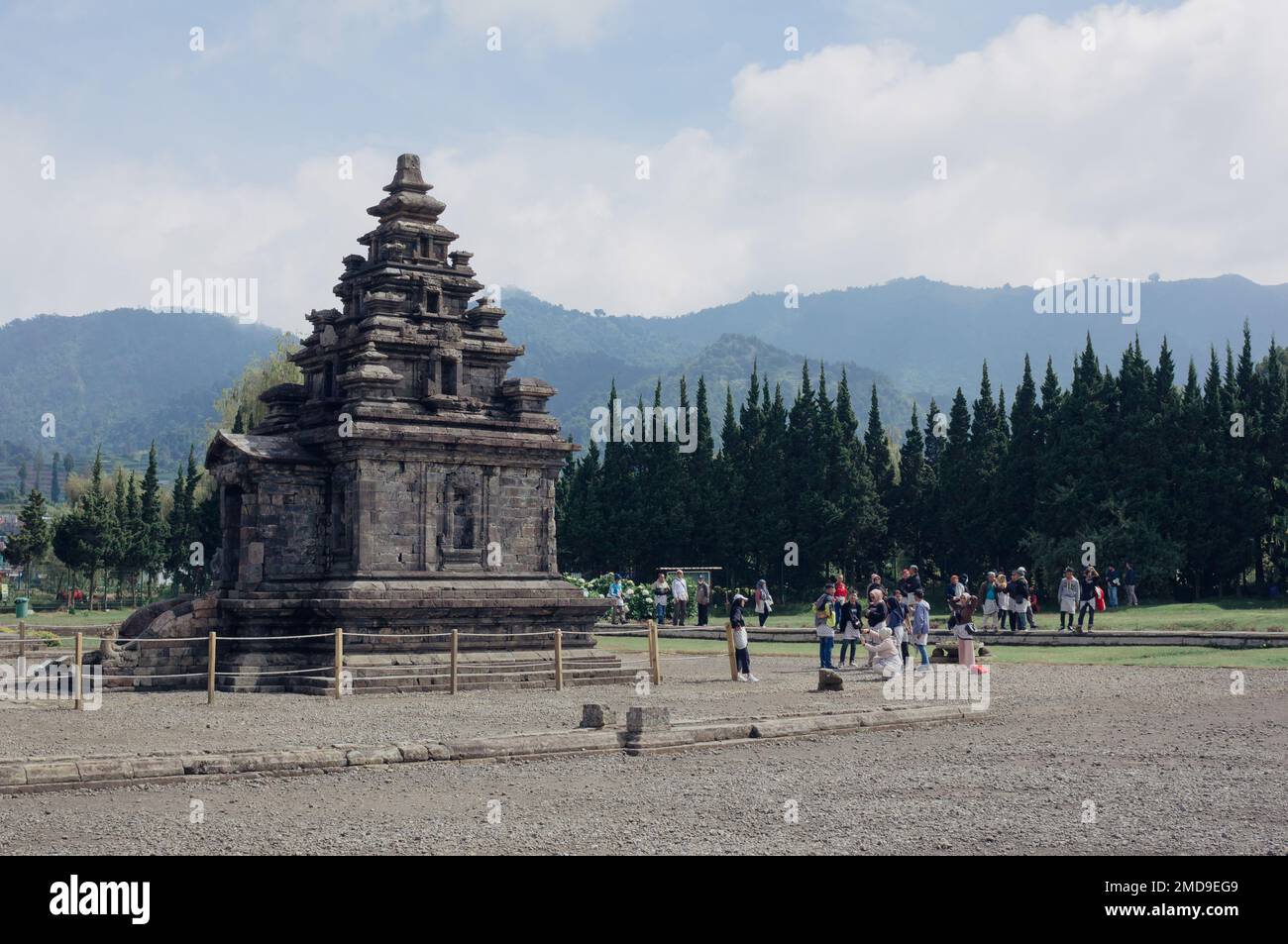 Banjarnegara, Indonesia - 20 gennaio 2023: I turisti visitano il tempio indù di Candi Arjuna nell'altopiano di Dieng. Foto Stock