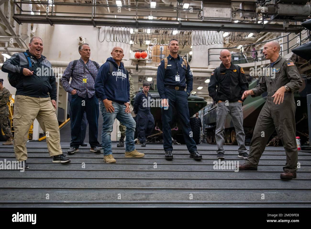 OCEANO PACIFICO (14 luglio 2022) - cinque leader del servizio di emergenza della contea di San Diego hanno partecipato ai leader di Sea a bordo della nave portuale di trasporto anfibio di classe San Antonio USS Anchorage (LPD 23). Il programma Leaders to Sea è sponsorizzato da Commander, Naval Surface Forces ed è progettato per fornire ai leader influenti della comunità, agli educatori e ai dirigenti aziendali e industriali informazioni sulle operazioni quotidiane di una nave della Marina in mare. L'obiettivo è quello di aumentare la consapevolezza dello sviluppo della leadership e delle opportunità di carriera che la Marina offre, di fornire una visione della vita nella Marina e di costruire advoca Foto Stock