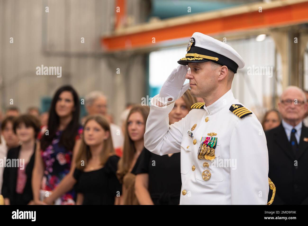 Il capitano Gary Montalvo Jr., comandante, Submarine Development Squadron (DEVRON) 5, saluta durante una cerimonia tenuta per elevare Unmanned Undersea Vehicle Squadron (UVRON) 1 ad un comando maggiore della forza sottomarina e stabilisce Unmanned Undersea Flotilla (UUV Flotilla) 1 come comando subordinato alla base navale Kitsap-Keyport, Washington 14 luglio 2022. La cerimonia è stata anche un cambio di comando per UUVRON-1, con il capitano Jason Weed che allevia il CMdR. Robert Patchin. Foto Stock