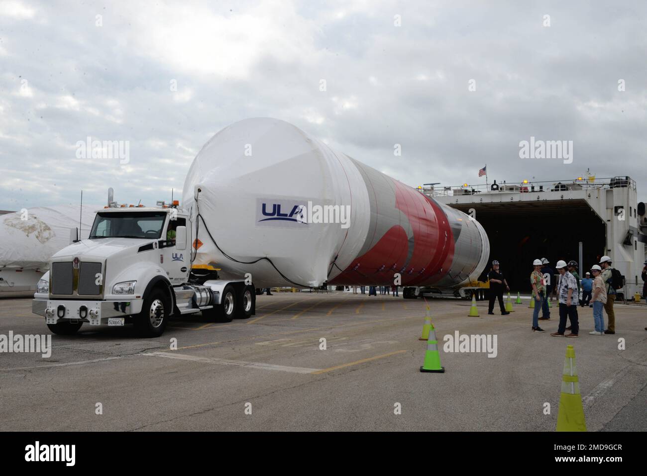 Cape Canaveral Space Force Station, Brevard County, Florida USA. Gennaio 22, 2023. United Launch Alliance il razzo Vulcan Cert-1 è stato consegnato dalla nave da crociera UAL e trasportato via terra allo stabilimento di lavorazione ULA di CCSFS. Il Vulcan è il veicolo di lancio più recente di ULS e sostituirà il razzo da lavoro di ULA, l'Atlas V, che utilizza motori RD-180 Russian-bult. Credit: Julian Leek/Alamy Live News Foto Stock