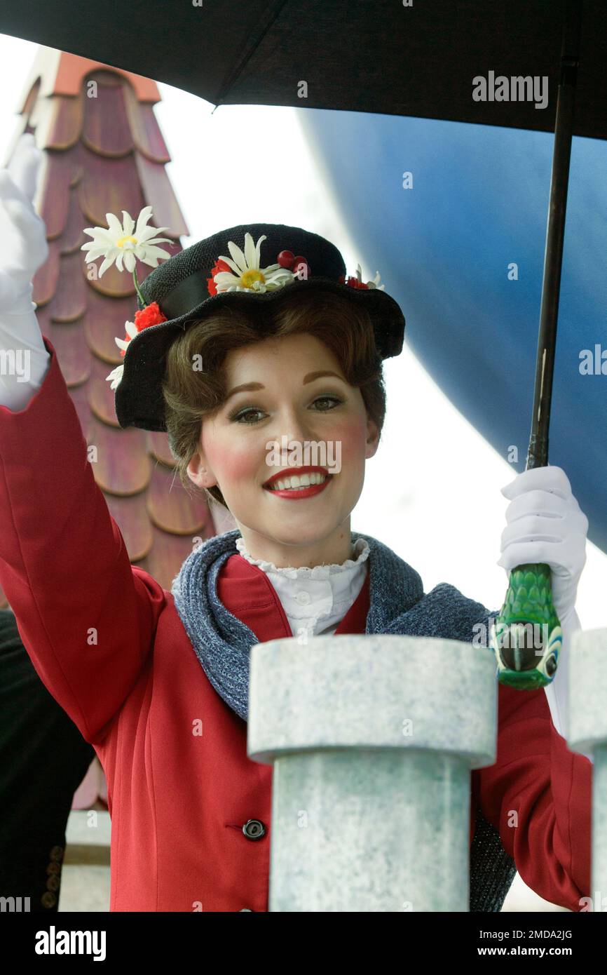 Mary Poppins sul tetto con ombrello e camino al Disney World di Orlando, Florida Foto Stock