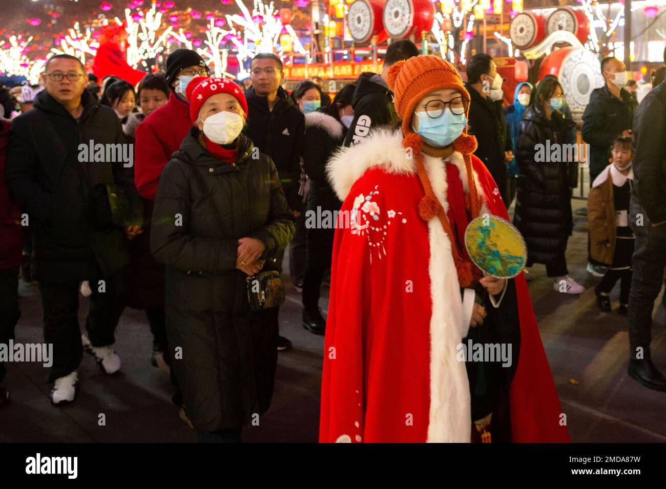 XI'AN, CINA - 22 GENNAIO 2023 - i turisti visitano la città che non dorme mai nella dinastia Tang a Xi'an, capitale del Provin Shaanxi della Cina nord-occidentale Foto Stock