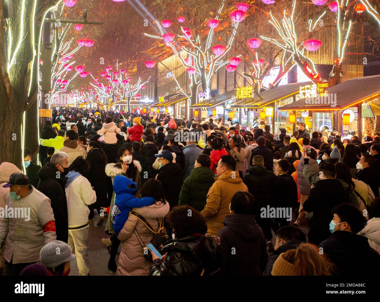 XI'AN, CINA - 22 GENNAIO 2023 - i turisti visitano la città che non dorme mai nella dinastia Tang a Xi'an, capitale del Provin Shaanxi della Cina nord-occidentale Foto Stock