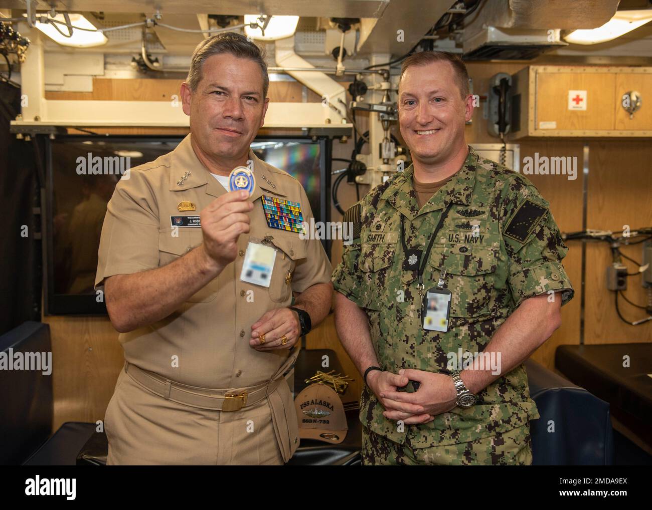 KINGS BAY, GA. (14 luglio 2022) Juan Ricardo Rozo, comandante della forza navale caraibica, mostra una moneta presentata dalla CMM. John Smith, ufficiale comandante del sottomarino balistico-missilistico di classe Ohio USS Alaska (SSBN 732) Blue Crew (a destra), durante una visita a bordo della nave. I rappresentanti hanno visitato la base navale di Kings Bay, Georgia, nell'ambito della Diesel Electric Submarine Initiative (DESI) tra gli Stati Uniti e le nazioni partner. DESI è un programma progettato per addestrare equipaggi e capacità di test in Anti-Submarine Warfare tra sottomarini nucleari e diesel-elettrici. Foto Stock