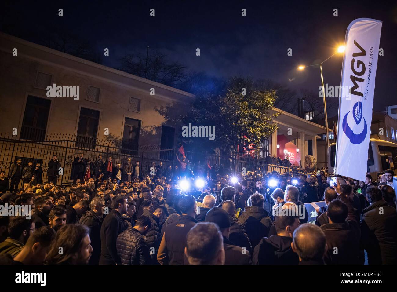 Istanbul, Turchia. 22nd Jan, 2023. I manifestanti si riuniscono di fronte al Consolato svedese durante la manifestazione. Dopo Rasmus Paludan, leader del partito politico di estrema destra Hard Line in Danimarca e cittadino svedese, che ha bruciato il Santo Corano presso l'ambasciata turca a Stoccolma, I membri dell'Associazione Anatoliana della Gioventù (AGD) e della Fondazione Nazionale della Gioventù (MGV) e i cittadini di sostegno hanno tenuto una manifestazione presso il Consolato svedese a Beyoglu, Istanbul. Credit: SOPA Images Limited/Alamy Live News Foto Stock