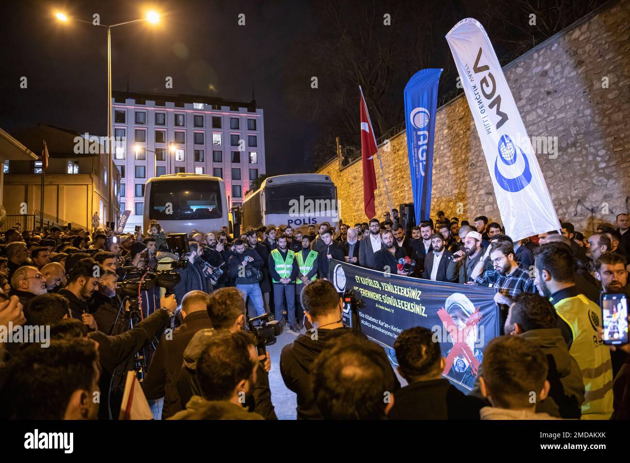 Istanbul, Turchia. 22nd Jan, 2023. I manifestanti tengono striscioni durante la dimostrazione. Dopo Rasmus Paludan, leader del partito politico di estrema destra Hard Line in Danimarca e cittadino svedese, che ha bruciato il Santo Corano presso l'ambasciata turca a Stoccolma, I membri dell'Associazione Anatoliana della Gioventù (AGD) e della Fondazione Nazionale della Gioventù (MGV) e i cittadini di sostegno hanno tenuto una manifestazione presso il Consolato svedese a Beyoglu, Istanbul. (Foto di Onur Dogman/SOPA Images/Sipa USA) Credit: Sipa USA/Alamy Live News Foto Stock