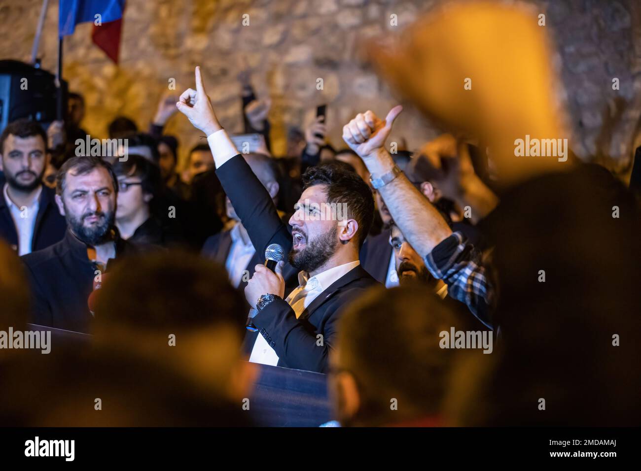 Istanbul, Turchia. 22nd Jan, 2023. I manifestanti cantano slogan durante la dimostrazione. Dopo Rasmus Paludan, leader del partito politico di estrema destra Hard Line in Danimarca e cittadino svedese, che ha bruciato il Santo Corano presso l'ambasciata turca a Stoccolma, I membri dell'Associazione Anatoliana della Gioventù (AGD) e della Fondazione Nazionale della Gioventù (MGV) e i cittadini di sostegno hanno tenuto una manifestazione presso il Consolato svedese a Beyoglu, Istanbul. (Foto di Onur Dogman/SOPA Images/Sipa USA) Credit: Sipa USA/Alamy Live News Foto Stock