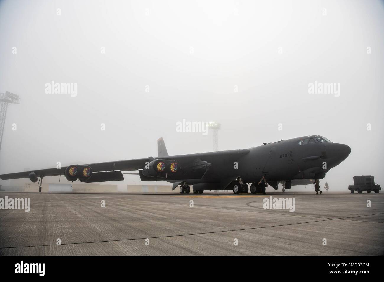 Uno Stratofortress B52H si trova su una linea di volo che si prepara per il volo alla base dell'aeronautica militare di Minot, North Dakota, 15 luglio 2022. Solo il modello H è ancora presente nell'inventario delle forze aeree e una flotta è assegnata all'ala bomba 5th. Foto Stock