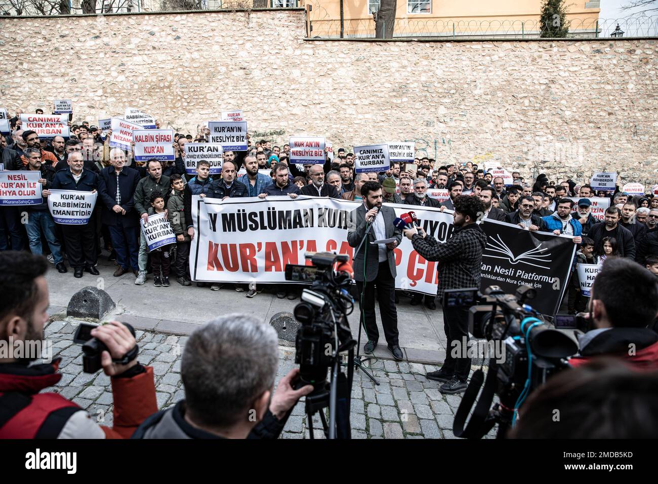 Istanbul, Turchia. 22nd Jan, 2023. I manifestanti hanno tenuto un comunicato stampa durante la manifestazione. Dopo Rasmus Paludan, il leader del partito politico di estrema destra Hard Line in Danimarca e anche cittadino svedese, che ha bruciato il Santo Corano vicino all'ambasciata turca a Stoccolma, la gente ha manifestato presso il Consolato svedese a Beyoglu, Istanbul. Credit: SOPA Images Limited/Alamy Live News Foto Stock