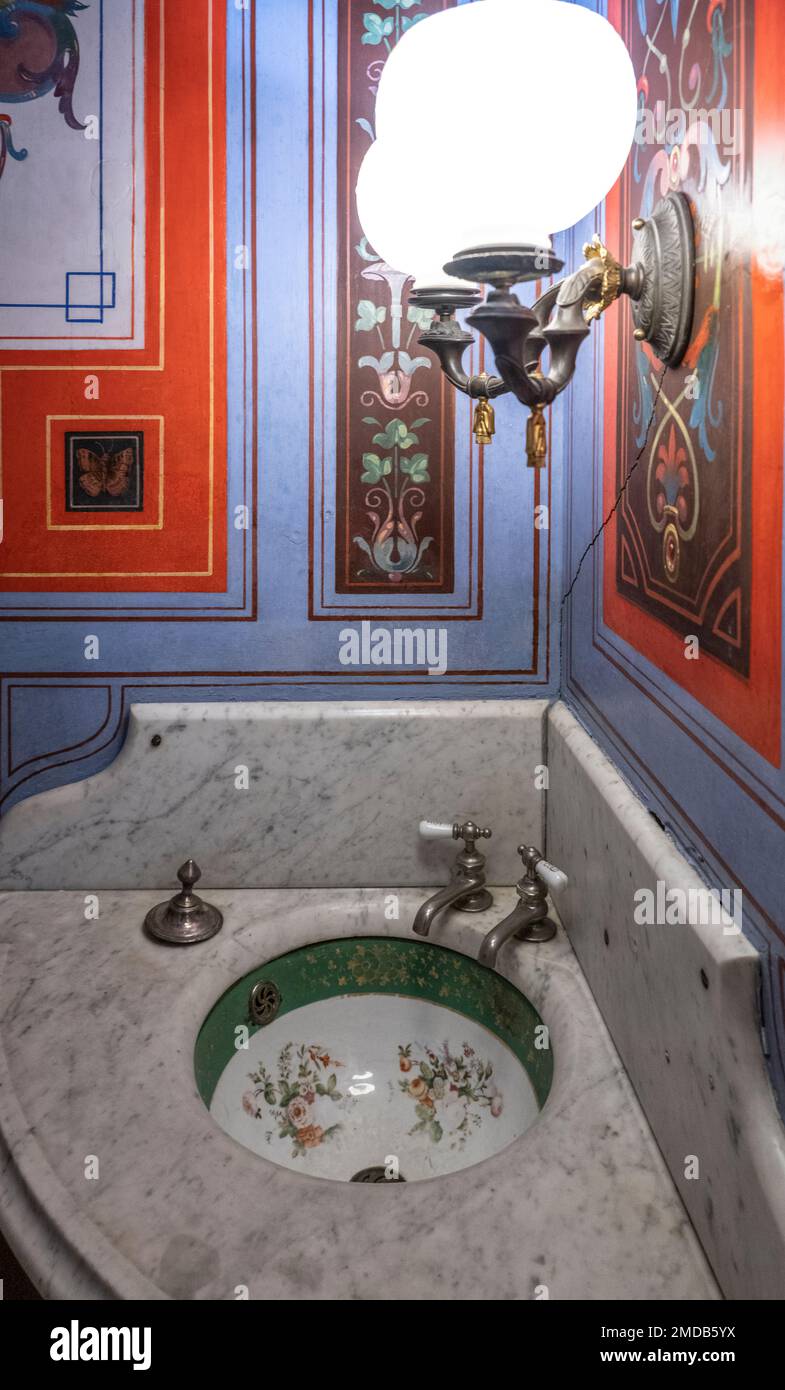 Lavabo in porcellana ornato nel bagno della residenza vittoriana Foto Stock