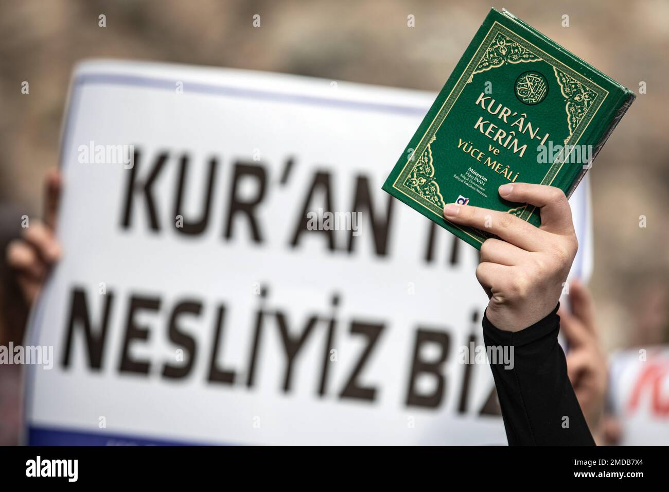 Istanbul, Turchia. 22nd Jan, 2023. Un protester tiene il Corano Santo durante la manifestazione. Dopo Rasmus Paludan, il leader del partito politico di estrema destra Hard Line in Danimarca e anche cittadino svedese, che ha bruciato il Santo Corano vicino all'ambasciata turca a Stoccolma, la gente ha manifestato presso il Consolato svedese a Beyoglu, Istanbul. (Foto di Onur Dogman/SOPA Images/Sipa USA) Credit: Sipa USA/Alamy Live News Foto Stock