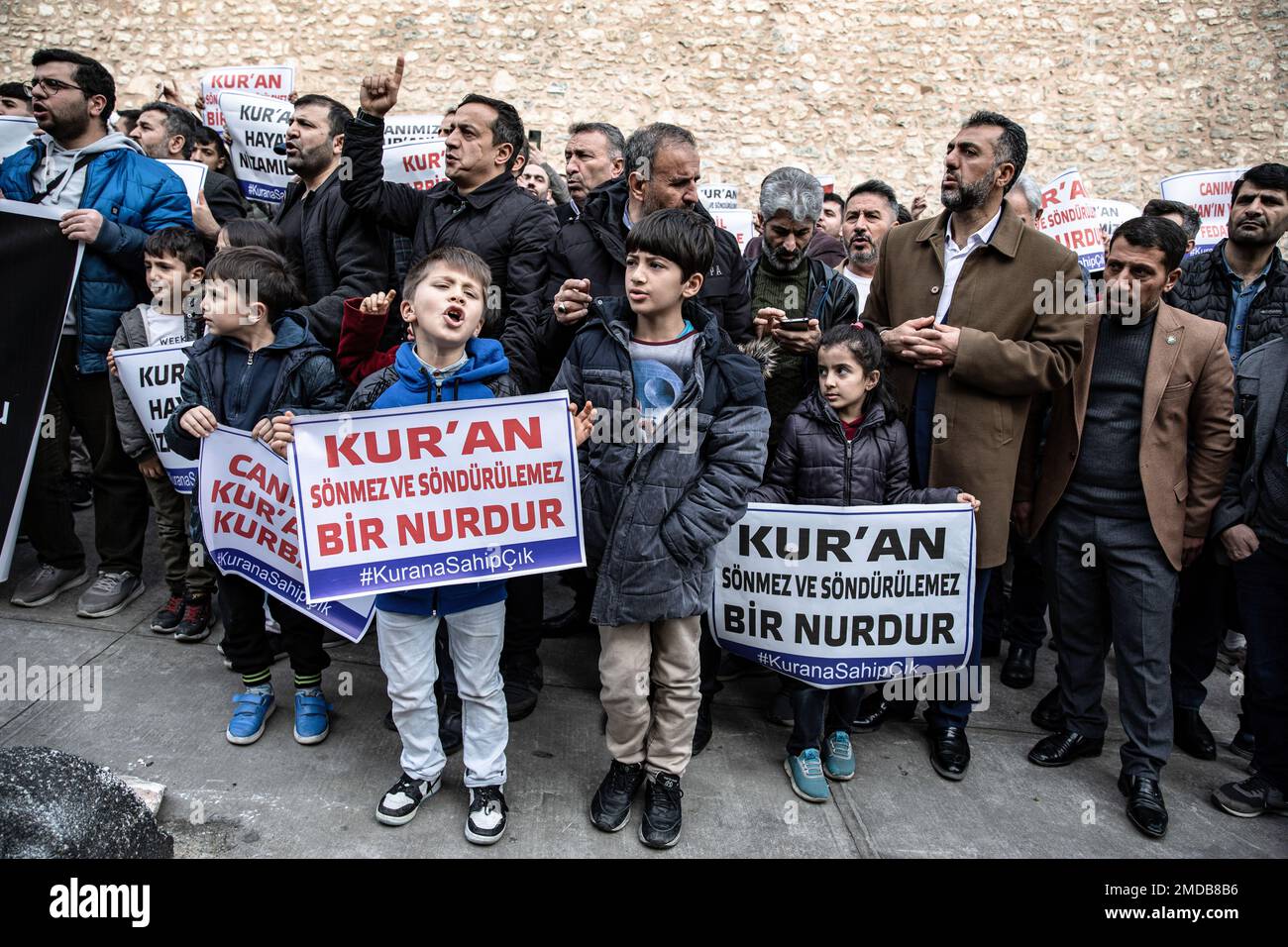 Istanbul, Turchia. 22nd Jan, 2023. I manifestanti che hanno i cartelli cantano slogan durante la protesta. Dopo Rasmus Paludan, il leader del partito politico di estrema destra Hard Line in Danimarca e anche cittadino svedese, che ha bruciato il Santo Corano vicino all'ambasciata turca a Stoccolma, la gente ha manifestato presso il Consolato svedese a Beyoglu, Istanbul. (Foto di Onur Dogman/SOPA Images/Sipa USA) Credit: Sipa USA/Alamy Live News Foto Stock