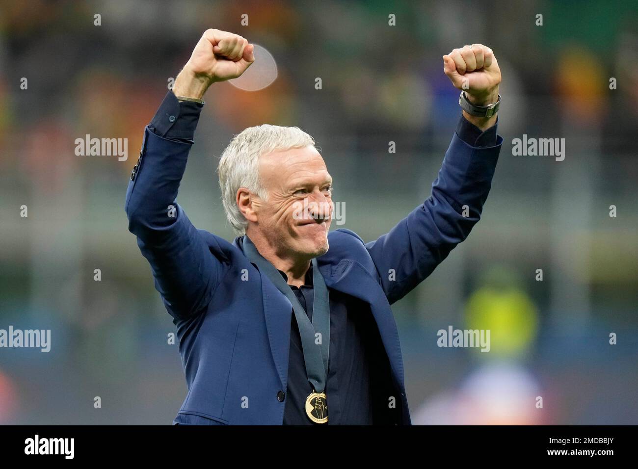 France's manager Didier Deschamps celebrates at the end of the UEFA Nations League final soccer match between France and Spain at the San Siro stadium, in Milan, Italy, Sunday, Oct. 10, 2021. (AP Photo/Luca Bruno) Foto Stock