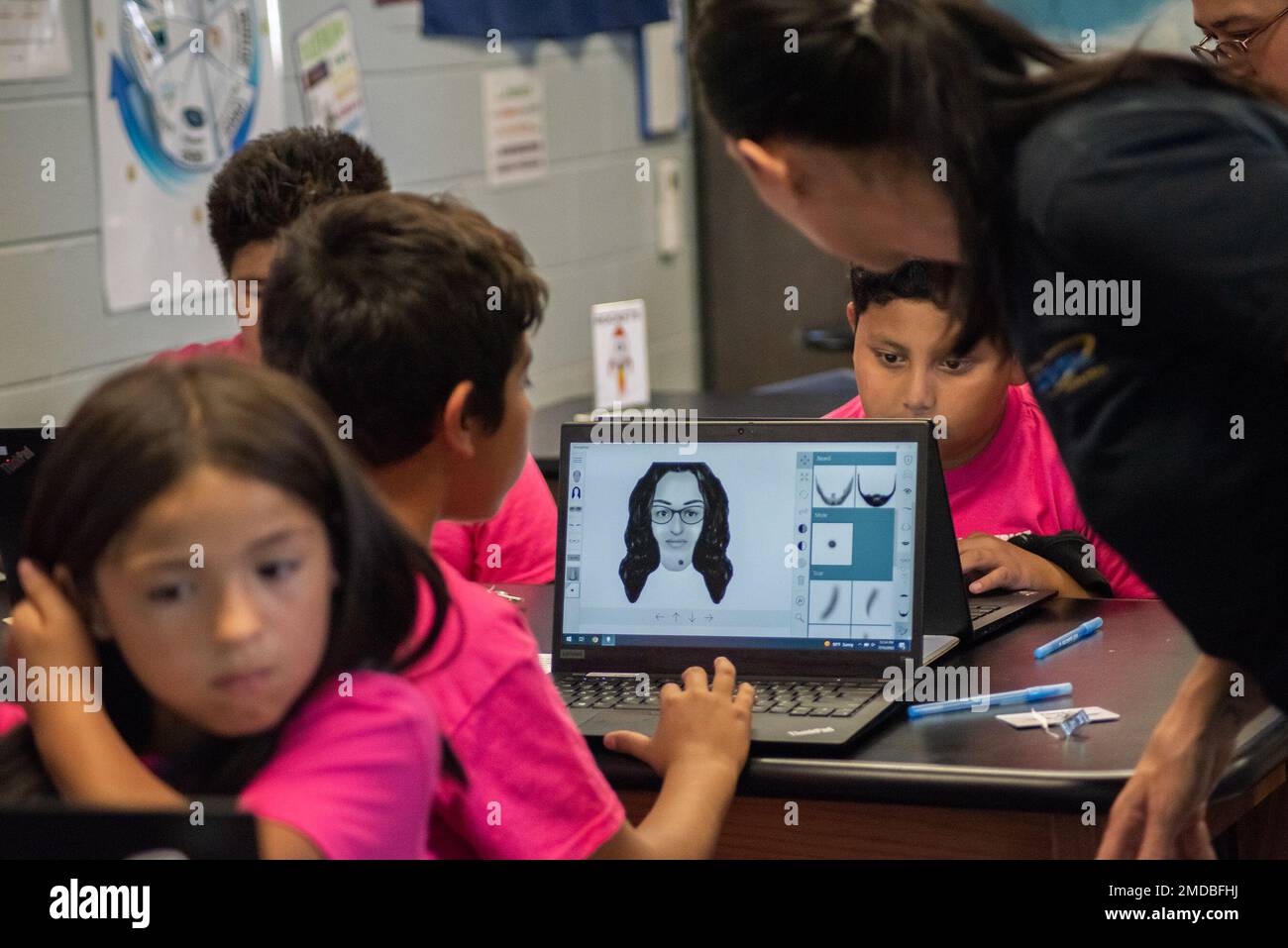 I classificatori dal quarto al sesto del Migrant Summer School Program di Caldwell hanno trascorso una giornata sul campo di Gowen, il 15 luglio, come parte del campo estivo forense DI STARBASE-Idaho, dove hanno imparato a conoscere le indagini sui figli, la ricostruzione facciale e le basi per raccogliere i racconti dal testimone oculare. Hanno anche trascorso un po' di tempo visitando il 204th Regional Training Institute della Guardia Nazionale dell'Idaho e arrampicandosi sui carri armati e sui veicoli da combattimento Bradley. Più di 170 studenti dell'Idaho provenienti da cinque diverse scuole e agenzie hanno partecipato ai campi estivi STARBASE-Idaho quest'estate con l'espansione del programma Foto Stock