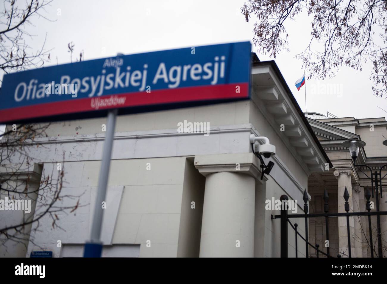 Un cartello stradale che recita "vicolo delle vittime dell'aggressione russa” è visto fuori dall'ambasciata russa. Centinaia di persone, per la maggior parte rifugiati ucraini in Polonia, hanno bloccato la strada di fronte all'ambasciata russa a Varsavia per celebrare la Giornata dell'unità Ucraina e per protestare contro l'invasione russa in Ucraina. I manifestanti hanno istituito un tribunale simbolico per i criminali di guerra per il presidente della Russia - Vladimir Putin, il ministro della Difesa Sergei Shoigu, il ministro degli Esteri russo Sergey Lavrov e il presidente della Bielorussia - Aleksander Lukashenko. I dimostranti chiedono l'istituzione di un'organizzazione internazionale Foto Stock