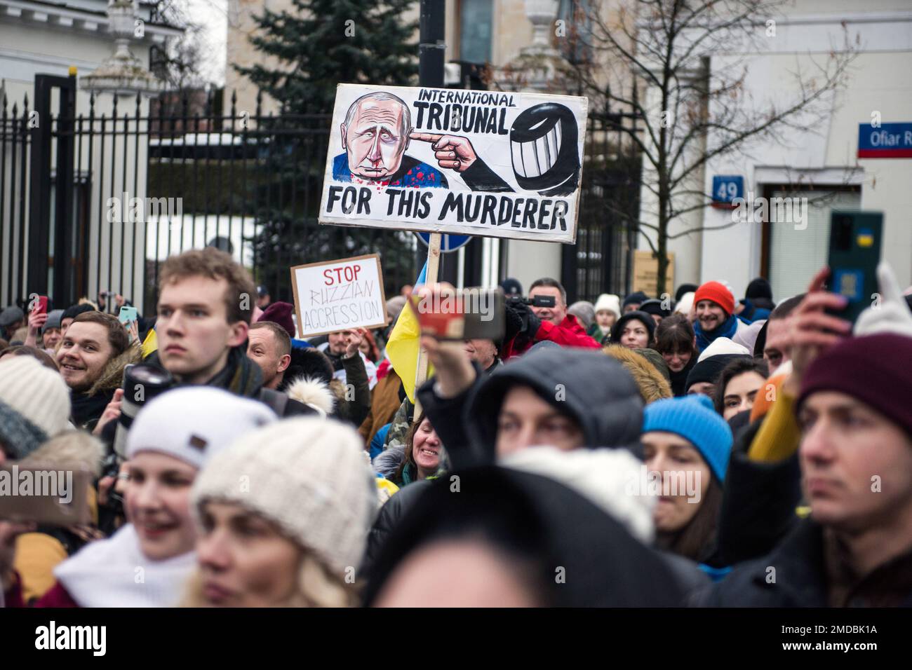 I manifestanti tengono cartelli durante la manifestazione fuori dall'ambasciata russa a Varsavia. Centinaia di persone, per la maggior parte rifugiati ucraini in Polonia, hanno bloccato la strada di fronte all'ambasciata russa a Varsavia per celebrare la Giornata dell'unità Ucraina e per protestare contro l'invasione russa in Ucraina. I manifestanti hanno istituito un tribunale simbolico per i criminali di guerra per il presidente della Russia - Vladimir Putin, il ministro della Difesa Sergei Shoigu, il ministro degli Esteri russo Sergey Lavrov e il presidente della Bielorussia - Aleksander Lukashenko. I dimostranti chiedono l'istituzione di un criminale di guerra internazionale Foto Stock