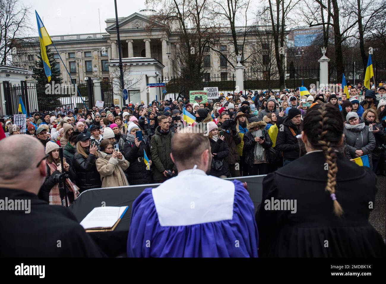 Centinaia di rifugiati ucraini sono visti durante la manifestazione al di fuori dell'ambasciata russa a Varsavia. Centinaia di persone, per la maggior parte rifugiati ucraini in Polonia, hanno bloccato la strada di fronte all'ambasciata russa a Varsavia per celebrare la Giornata dell'unità Ucraina e per protestare contro l'invasione russa in Ucraina. I manifestanti hanno istituito un tribunale simbolico per i criminali di guerra per il presidente della Russia - Vladimir Putin, il ministro della Difesa Sergei Shoigu, il ministro degli Esteri russo Sergey Lavrov e il presidente della Bielorussia - Aleksander Lukashenko. I dimostranti chiedono l'istituzione di un'internazione Foto Stock