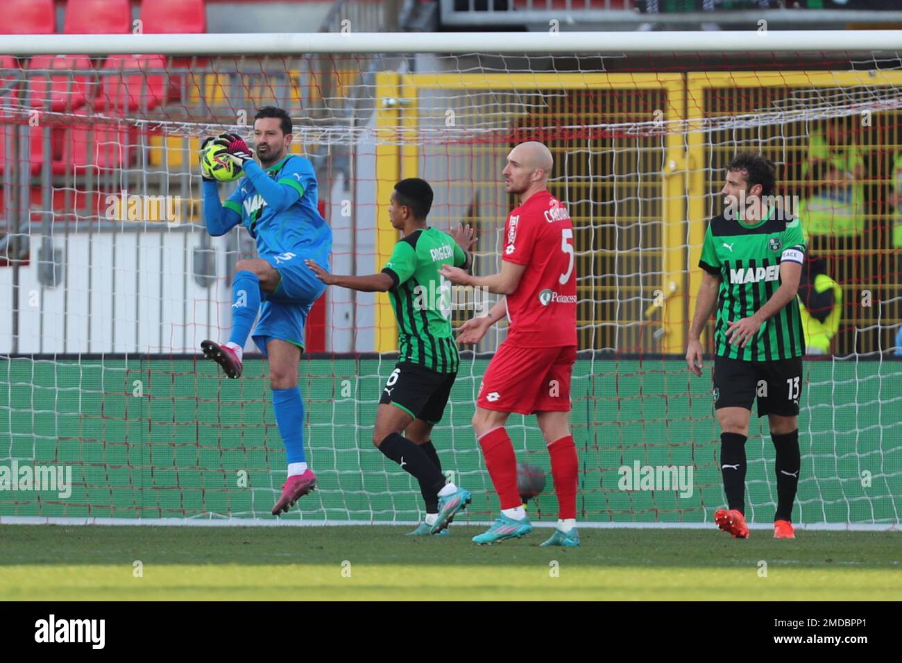 Gianluca Pegolo di US Sassuolo Calcio in azione durante la Serie A match tra AC Monza e US Sassuolo Calcio allo Stadio Brianteo il 22 gennaio 2023 a Monza, Italia. Foto Stock