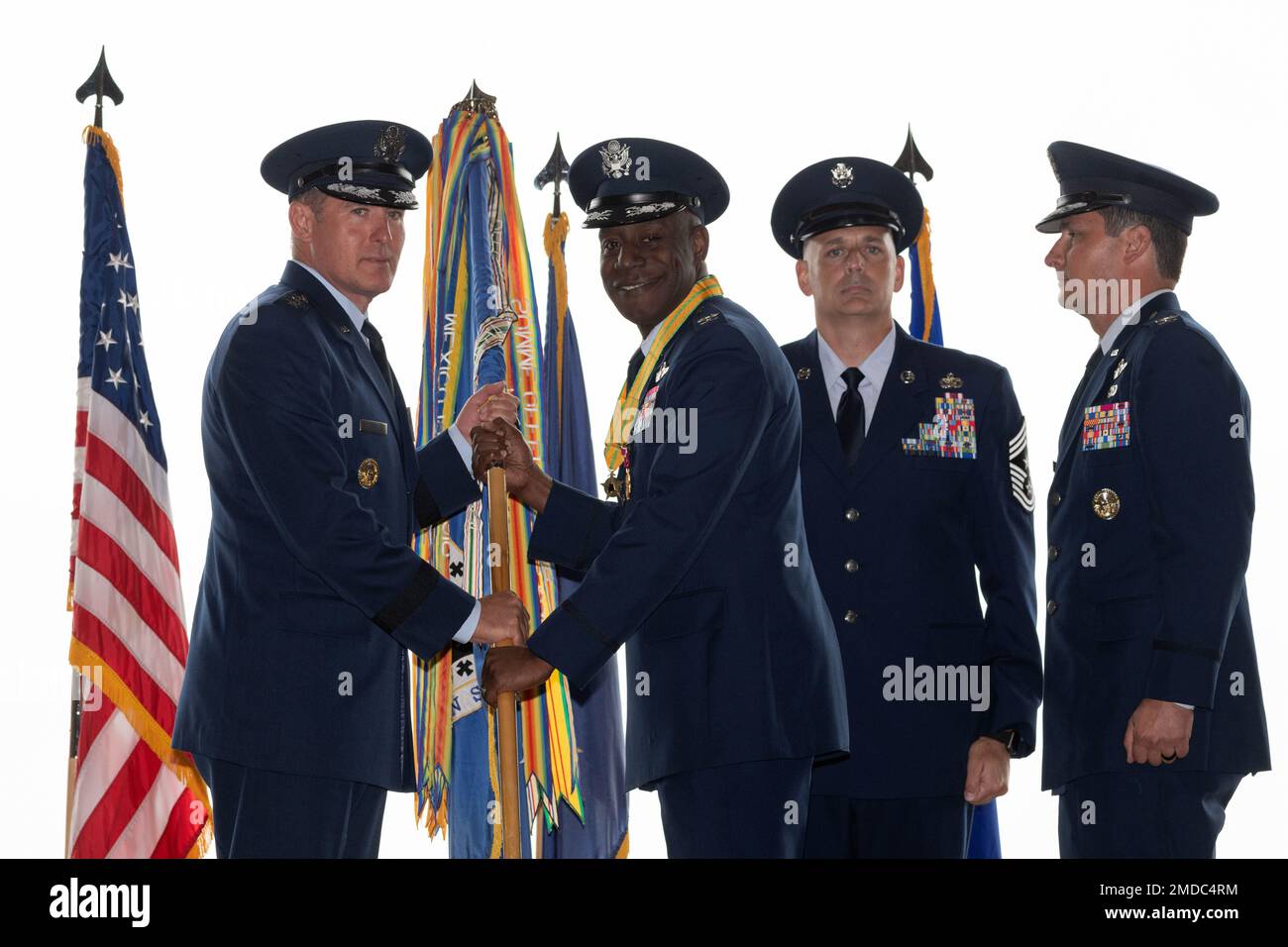 STATI UNITI Simmons, 2nd a sinistra, passa i 3rd colori dell'ala al Gen. David Krumm durante la cerimonia di cambio di comando dell'ala 3rd all'Hangar 2 sulla base congiunta Elmendorf-Richardson, Alaska, 15 luglio 2022. STATI UNITI Il col. Travolis A. Simmons ha passato il comando al col. Kevin M. Jamieson come Gen. Del Lt. David A. Krumm, comandante della regione nordamericana di difesa aerospaziale dell'Alaska, comando dell'Alaska e 11th aeronautica militare, officiato prima dei membri della famiglia riuniti, ospiti illustri e personale militare. Foto Stock