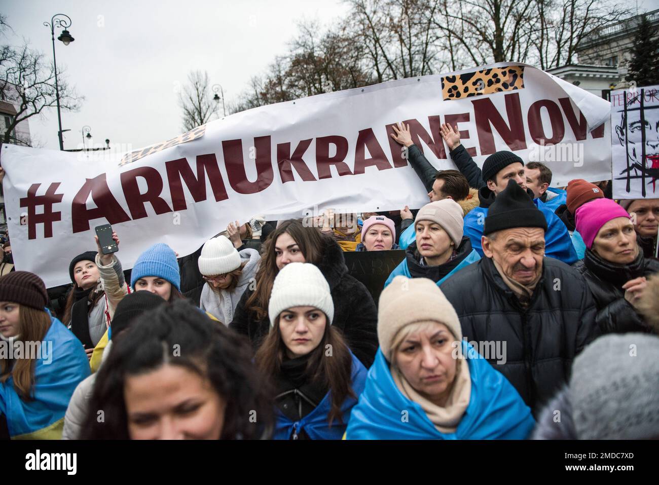I manifestanti hanno un'enorme bandiera durante la manifestazione all'esterno dell'ambasciata russa a Varsavia. Centinaia di persone, per la maggior parte rifugiati ucraini in Polonia, hanno bloccato la strada di fronte all'ambasciata russa a Varsavia per celebrare la Giornata dell'unità Ucraina e per protestare contro l'invasione russa in Ucraina. I manifestanti hanno istituito un tribunale simbolico per i criminali di guerra per il presidente della Russia - Vladimir Putin, il ministro della Difesa Sergei Shoigu, il ministro degli Esteri russo Sergey Lavrov e il presidente della Bielorussia - Aleksander Lukashenko. I dimostranti chiedono l'istituzione di una guerra internazionale Foto Stock