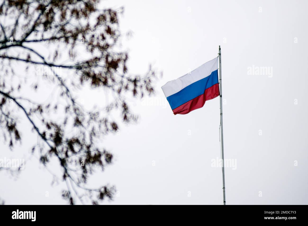 Una bandiera russa sventola in cima all'ambasciata russa a Varsavia. Centinaia di persone, per la maggior parte rifugiati ucraini in Polonia, hanno bloccato la strada di fronte all'ambasciata russa a Varsavia per celebrare la Giornata dell'unità Ucraina e per protestare contro l'invasione russa in Ucraina. I manifestanti hanno istituito un tribunale simbolico per i criminali di guerra per il presidente della Russia - Vladimir Putin, il ministro della Difesa Sergei Shoigu, il ministro degli Esteri russo Sergey Lavrov e il presidente della Bielorussia - Aleksander Lukashenko. I dimostranti chiedono l'istituzione di un tribunale internazionale per i criminali di guerra che possa perseguire Foto Stock