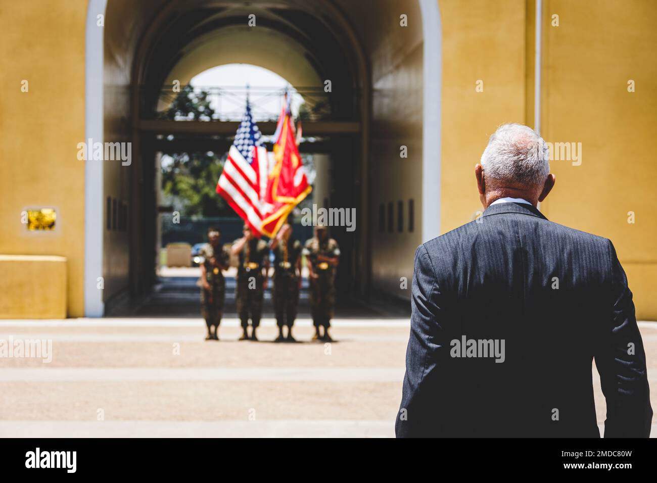 STATI UNITI Corpo Marino Gen. (Ret.) James T. Conway, il 34th Comandante del corpo dei Marine, si trova nella zona di revisione come gli onori sono giocati durante un cambio di comando e la cerimonia di pensione presso il corpo dei Marine Recruit Depot San Diego, California, 15 luglio 2022. STATI UNITI James B. Conway, il comandante uscente, ha rinunciato al comando del distretto del corpo dei Marine 12th al col. Mike E. Ogden, il comandante in arrivo. Una cerimonia di cambiamento di comando è una tradizione onorata nel tempo che significa formalmente il trasferimento di comando e comporta la responsabilità totale, l'autorità, e. Foto Stock
