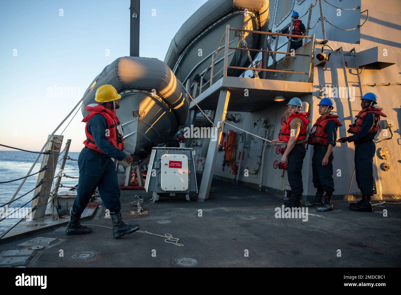 220715-N-QI593-1308 MAR MEDITERRANEO (15 luglio 2022) i marinai si preparano ad abbassare una barca gonfiabile a scafo rigido durante un esercizio di addestramento a bordo del cacciatorpediniere missilistico guidato di classe Arleigh Burke USS Bainfridge (DDG 96) nel Mar Mediterraneo, 15 luglio 2022. Bainbridge è in fase di distribuzione pianificata negli Stati Uniti Naval Forces Europe area of Operations, impiegato dagli Stati Uniti Sesta flotta per difendere gli interessi degli Stati Uniti, alleati e partner. Foto Stock
