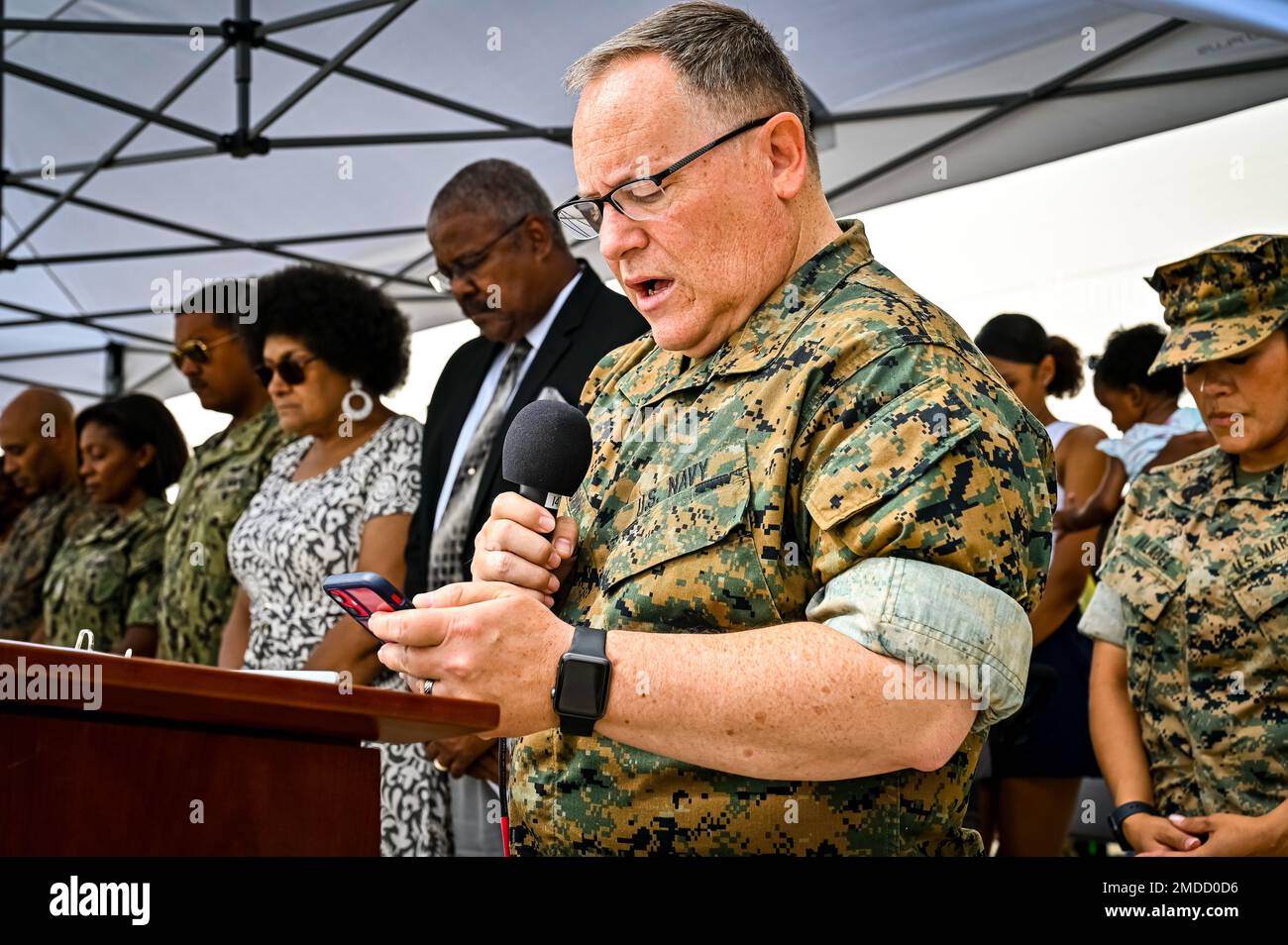 STATI UNITI Navy Cmrd. John Brown, cappellano del Marine Aircraft Group 49, invoca una cerimonia per il cambio di comando il 16 luglio 2022 presso la Joint base McGuire Dix Lakehurst. La cerimonia del cambio di comando è una tradizione militare che rappresenta un trasferimento formale di autorità e responsabilità per un'unità da un ufficiale all'altro. La missione di MAG 49 è organizzare, addestrare e dotare squadroni pronti per il combattimento per aumentare e rafforzare le forze marine attive in tempo di guerra, emergenza nazionale o operazioni di emergenza, e fornire personale e capacità di supporto agli assalti per alleviare l'operatio Foto Stock