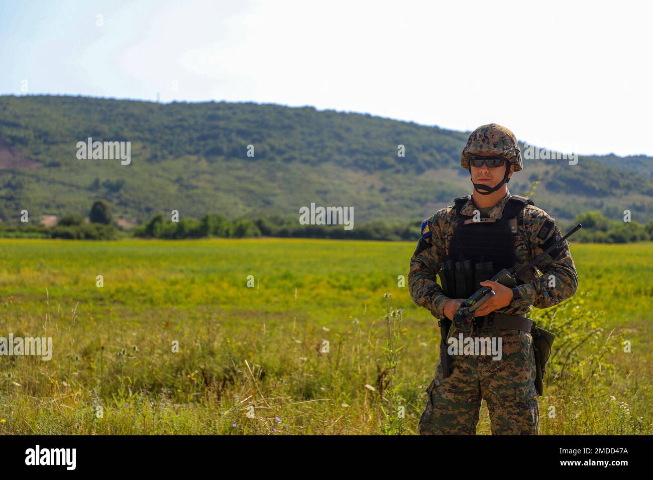 Il capitano Igor Emkić, comandante della compagnia nella Brigata della fanteria del 6th, forze armate della Bosnia-Erzegovina, sovrintende alle manovre tattiche di combattimento a Kasarna Manjaca, Dobrnja, Bosnia-Erzegovina il 17 luglio 2022. Membri della guardia assegnati al distaccamento medico di Stato e 1-169th Reggimento dell'aviazione, Maryland Army National Guard, addestrati insieme a soldati di servizio attivo dal 1st Squadron, 91st Reggimento della cavalleria, 173rd Brigata aerea, 12th Brigata dell'aviazione di combattimento, e le forze armate di Bosnia-Erzegovina soldati in tattica, aviazione, medicina, e sviluppo di funzionari non commissionati. Il Foto Stock