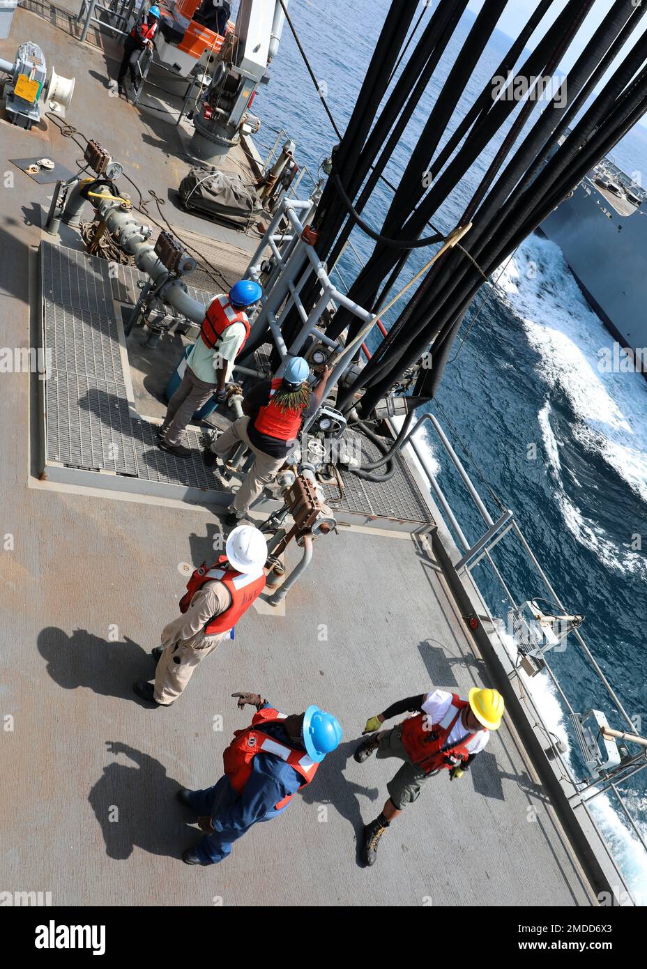 220716-N-OH262-0158 OCEANO ATLANTICO (16 luglio 2022)--i marinai del servizio civile, assegnati alla nave militare USNS Medgar Evers (T-AKE 13) del comando militare Sealift, conducono un rifornimento in corso in mare con la nave di supporto di combattimento veloce USNS Arctic (T-AOE 8) di MSC, luglio 16. Foto Stock