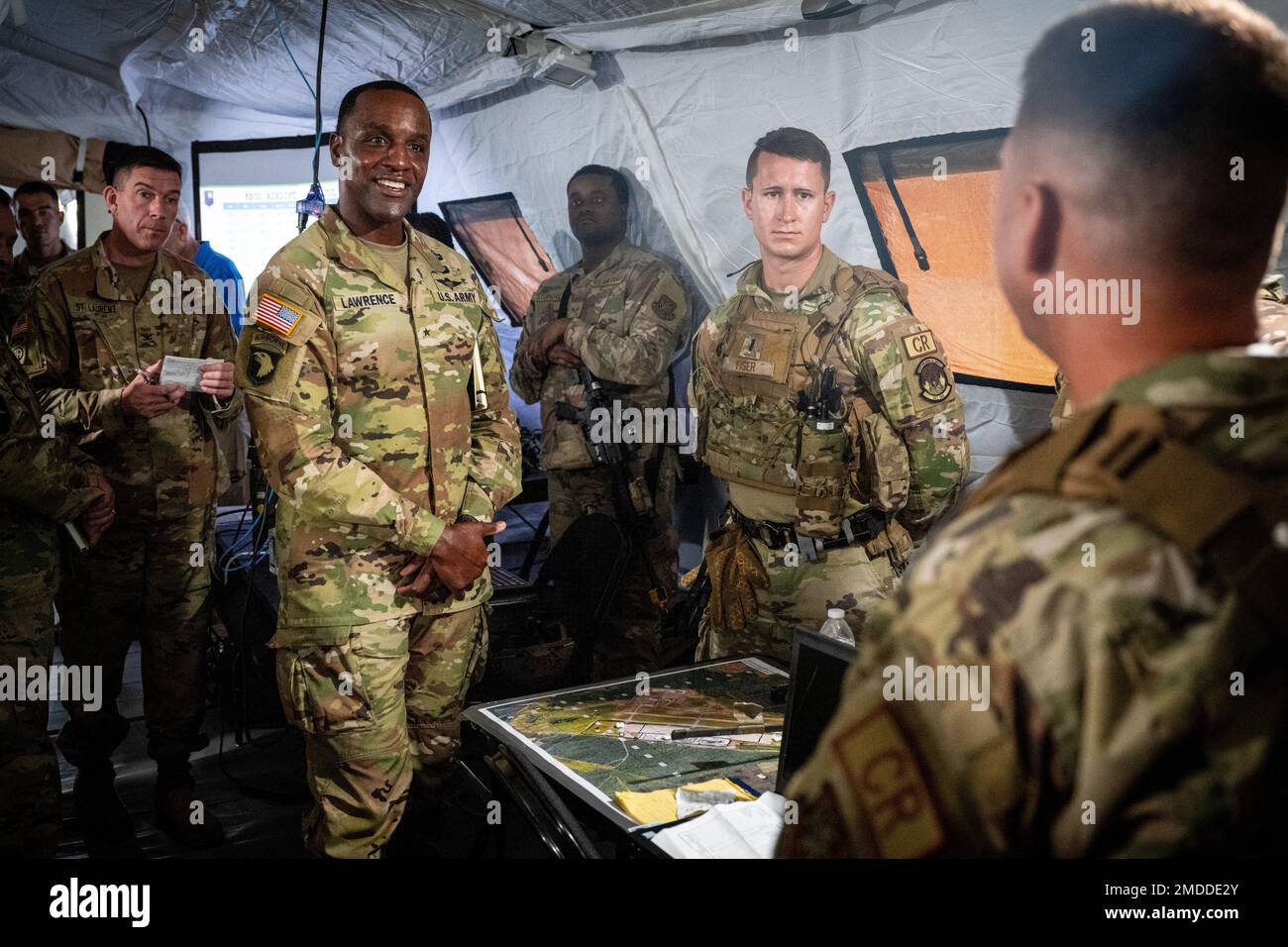 U. S. Air Force col. Jeffrey Krulick, destra, comandante, 621st Contingency Response Group, briefing US Esercito Brig. Gen. Gavin Lawrence, a sinistra, Comandante, USA Forces Command, About Operations during Turbo Distribution 22-2 at Sabre Army Airfield, Tennessee, 16 luglio 2022. Turbo Distribution è un esercizio congiunto di apertura di task force-port progettato per formare gli Stati Uniti Personale delle forze aeree e dell'esercito su come rispondere rapidamente agli aiuti umanitari e alle missioni di risposta alle catastrofi. (STATI UNITI Air Force by staff Sgt. Scott Warner) Foto Stock