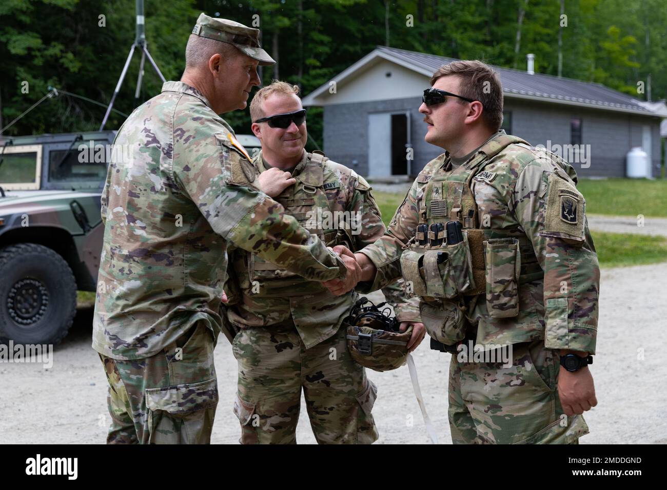 STATI UNITI Esercito Brig. Ralph Hedenberg, a sinistra, l'assistente generale, Connecticut Army National Guard, presenta una moneta agli Stati Uniti Matthew Yotka, a destra, un uomo di fanteria assegnato al battaglione del 1st, reggimento della fanteria del 102nd, guardia nazionale dell'esercito del Connecticut, durante una visita al campo di addestramento di Ethan Allen, Gerico, Vermont, 16 luglio 2022. Yotka ha ricevuto la medaglia per la sua performance come sergente del platoon durante il training annuale dei 102nd, dove ha svolto in un ruolo di due gradi salariali al di sopra del proprio, ha guidato due corsie di allenamento e ha sviluppato e raffinato platoon e comp Foto Stock