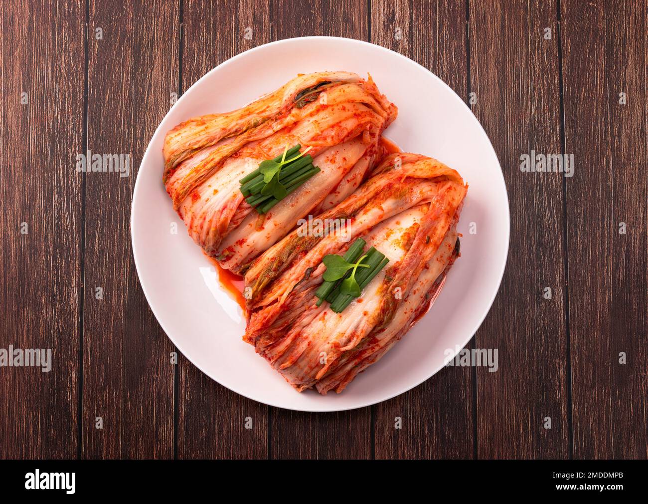 Kimchi coreano. Tradizionale kimchi di cavolo coreano su un piatto bianco  visto dall'alto. Coperta di legno sfondo, primo piano Foto stock - Alamy