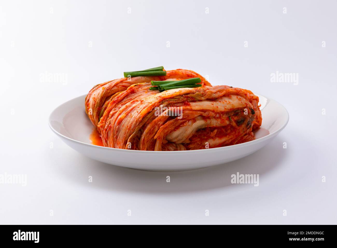 Kimchi coreano. Tradizionale kimchi di cavolo coreano su piatto bianco.  Sfondo bianco, primo piano frontale Foto stock - Alamy