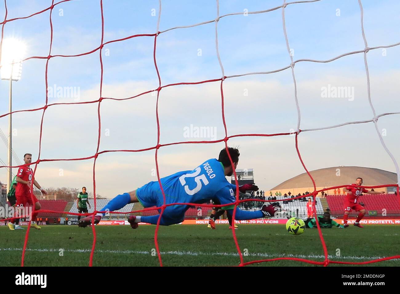 Gianluca Pegolo di US Sassuolo Calcio in azione durante la Serie A match tra AC Monza e US Sassuolo Calcio allo Stadio Brianteo il 22 gennaio 2023 a Monza, Italia. Foto Stock