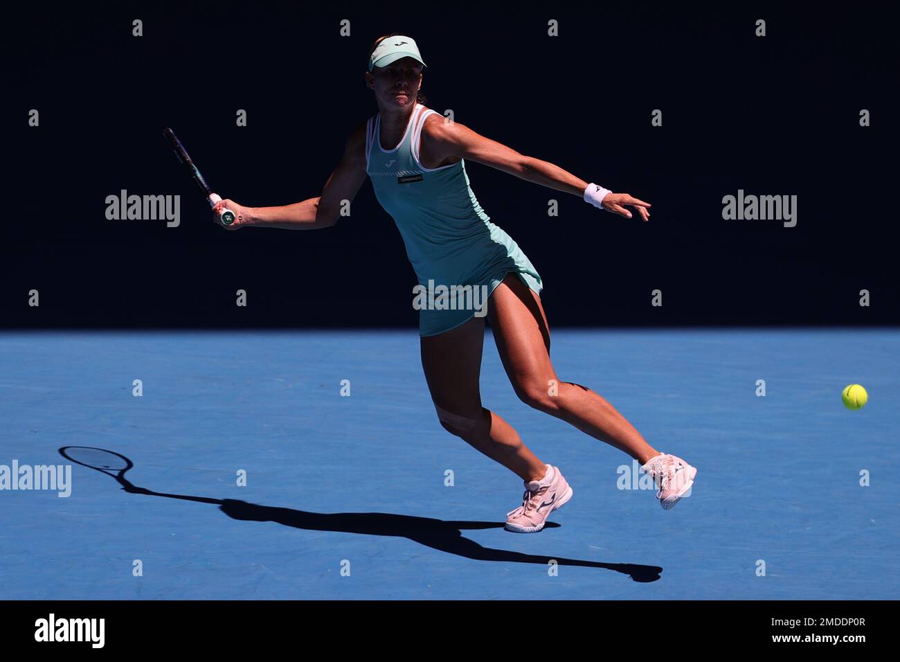 Melbourne, Australia. 23rd Jan, 2023. Magda Linette di Polonia in azione durante il round 4 della partita tra Caroline Garcia di Francia e Magda Linette di Polonia Day 8 all'Australian Open Tennis 2023 alla Rod Laver Arena di Melbourne, Australia, il 23 gennaio 2023. Foto di Peter Dovgan. Solo per uso editoriale, licenza richiesta per uso commerciale. Non è utilizzabile nelle scommesse, nei giochi o nelle pubblicazioni di un singolo club/campionato/giocatore. Credit: UK Sports Pics Ltd/Alamy Live News Foto Stock