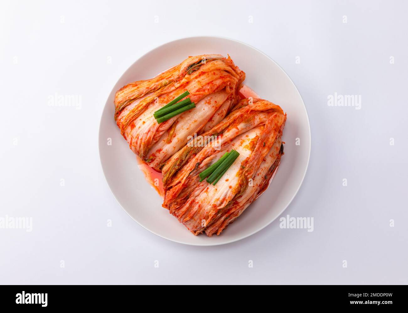 Kimchi coreano. Tradizionale kimchi di cavolo coreano su un piatto bianco visto dall'alto. Sfondo bianco, primo piano. Foto Stock