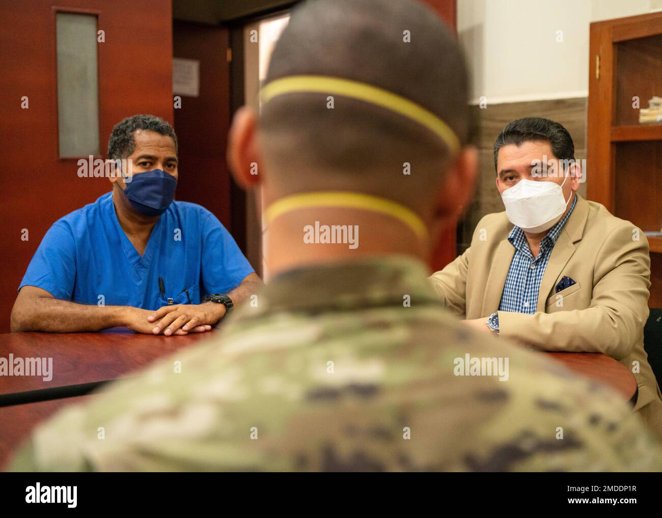 STATI UNITI Alexandre Rogan, al centro, la Health Engagements Assistance Response Team (HEART) 2022 ufficiale in carica, parla con Miguel Coello, a sinistra, un medico ufficiale con Joint Task Force Bravo, E José Elías Mendoza, a destra, direttore medico dell'Ospedale San Felipe, durante una visita all'Ospedale San Felipe 22 luglio 2022, a Tegucigalpa, Honduras. HEART 22 include squadre chirurgiche che lavorano insieme ai professionisti medici della nazione partner per favorire le comunità in stato di bisogno. L'operazione di assistenza medica è la rappresentazione fisica delle nazioni partner che si riuniscono per sostenere ogni ot Foto Stock