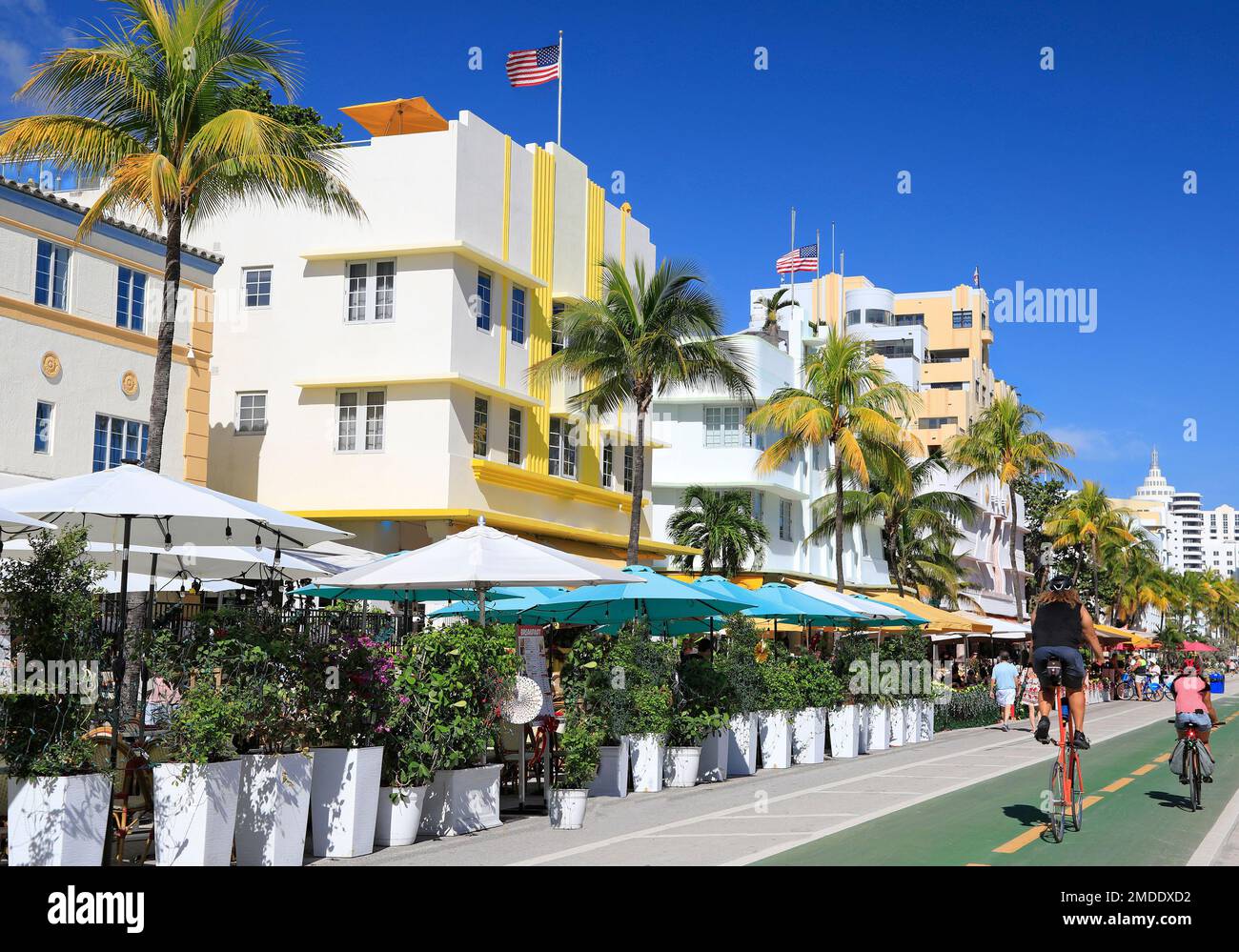 Vibrazioni mattutine a Ocean Drive, quartiere storico Art Deco a Miami Beach Foto Stock