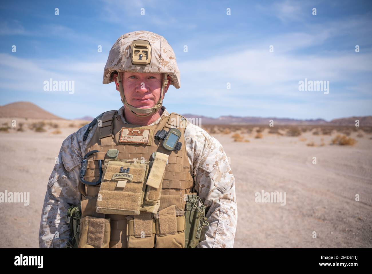 STATI UNITI Brandon Patrick, un ingegnere di combattimento assegnato a Echo Company, 4th Combat Engineer Battalion, 4th Marine Division, posa per un ritratto durante l'esercitazione integrata 4-22, al Marine Corps Air-Ground Combat Center, Twentynine Palms, California, 22 luglio 2022. "Ho già uscito. Sono uscito nel '07 e sono tornato al servizio attivo, ha fatto otto anni…poi ha continuato a servire nelle riserve. Sapevo già fin dalla prima volta che sono uscito che non è tanto il corpo dei Marine che ti manca, è il Marines. Non c'è niente come noi. Senza riguardo a quanto nasty ottiene, i l Foto Stock