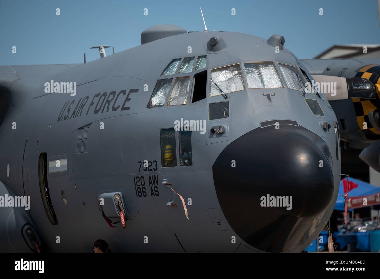 Un C-130 Hercules è in mostra durante il "Flight over the Falls" del Montana Military Open House presso la Montana Air National Guard base, Great Falls, Montana, 22 luglio 2022. Il C-130 esegue principalmente la parte tattica della missione di trasporto aereo e opera in tutta la U.S. Air Force sotto l'Air Mobility Command, l'Air Force Special Operations Command, l'Air Combat Command, le U.S. Air Forces in Europa, le Pacific Air Forces, l'ANG e l'Air Force Reserve Command. Air Show, Open House, Thunderbirds, Foto Stock