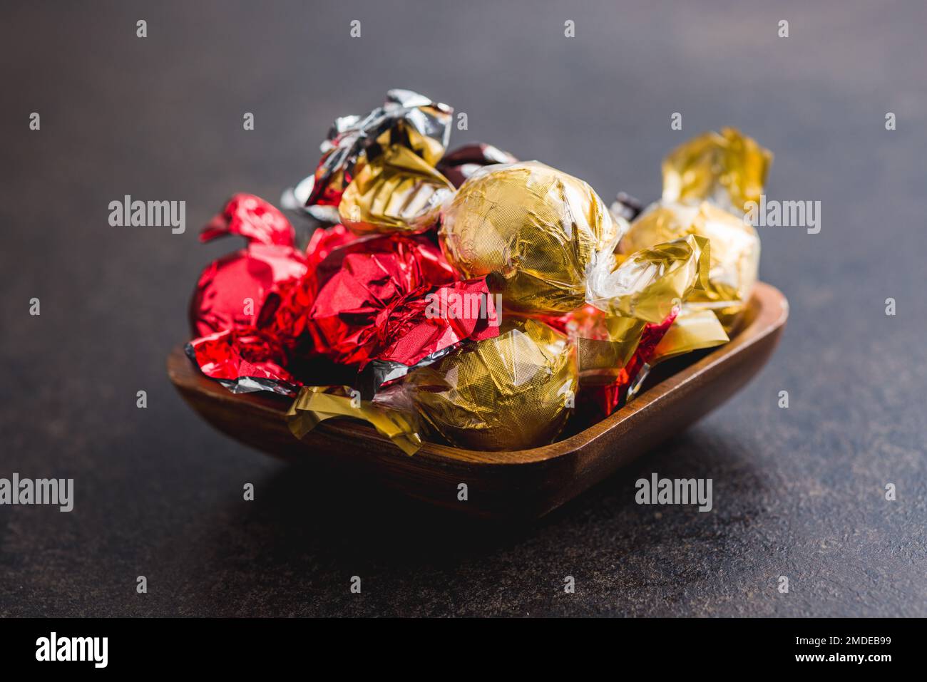 Caramelle dolci avvolte in foglio sul tavolo da cucina. Foto Stock