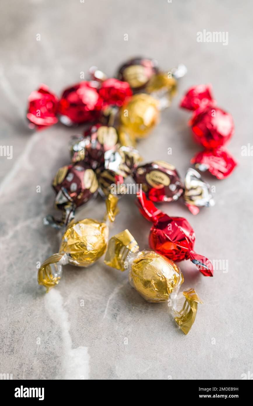 Caramelle dolci avvolte in foglio sul tavolo da cucina. Foto Stock