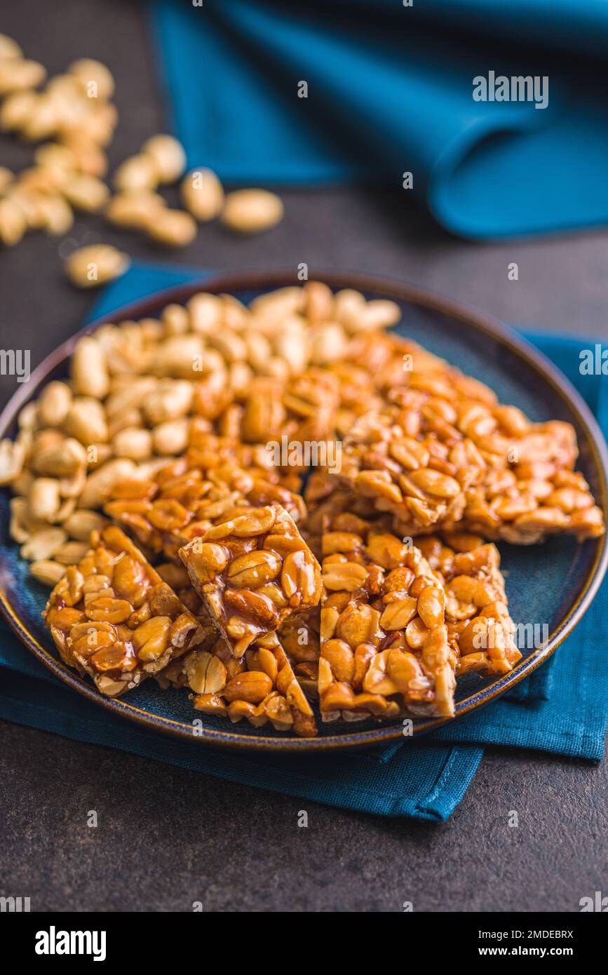 Arachidi dolci friabili. Gustose arachidi in caramello sul piatto. Foto Stock