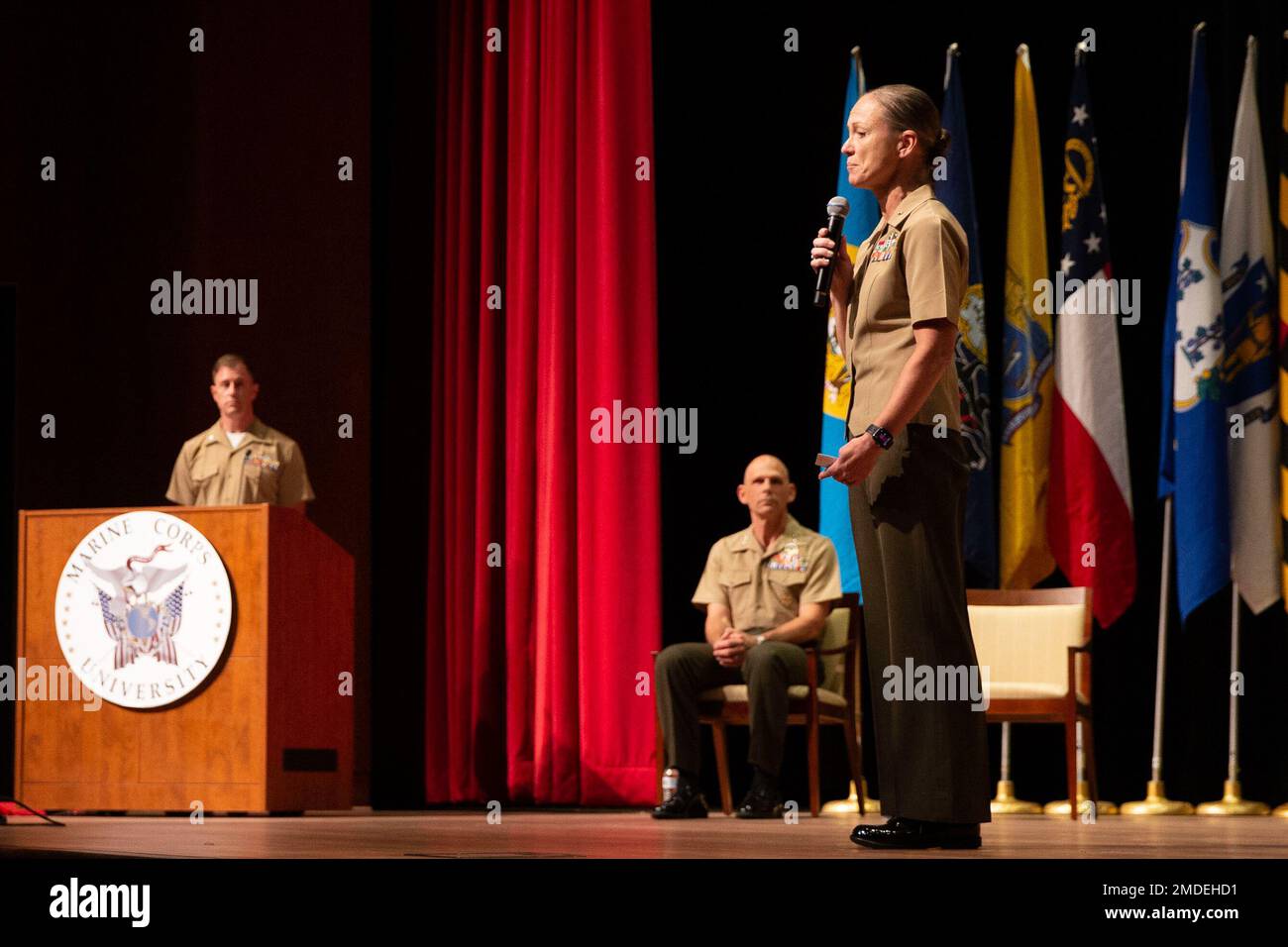 U.S. Marine Corps Brig. Il generale Maura M. Hennigan, comandante generale del comando dell'istruzione, fa le sue osservazioni durante la cerimonia di nomina del comando dell'istruzione presso la Warner Hall sulla base del corpo dei Marines Quantico, Virginia, 22 luglio 2022. La cerimonia si tenne per nominare Hennigan come nuovo comandante generale del comando dell'istruzione. Cambio di comando,EDCOM,MARINE CORPS UNIVERSITY,Marines,Quantico,TECOM Foto Stock