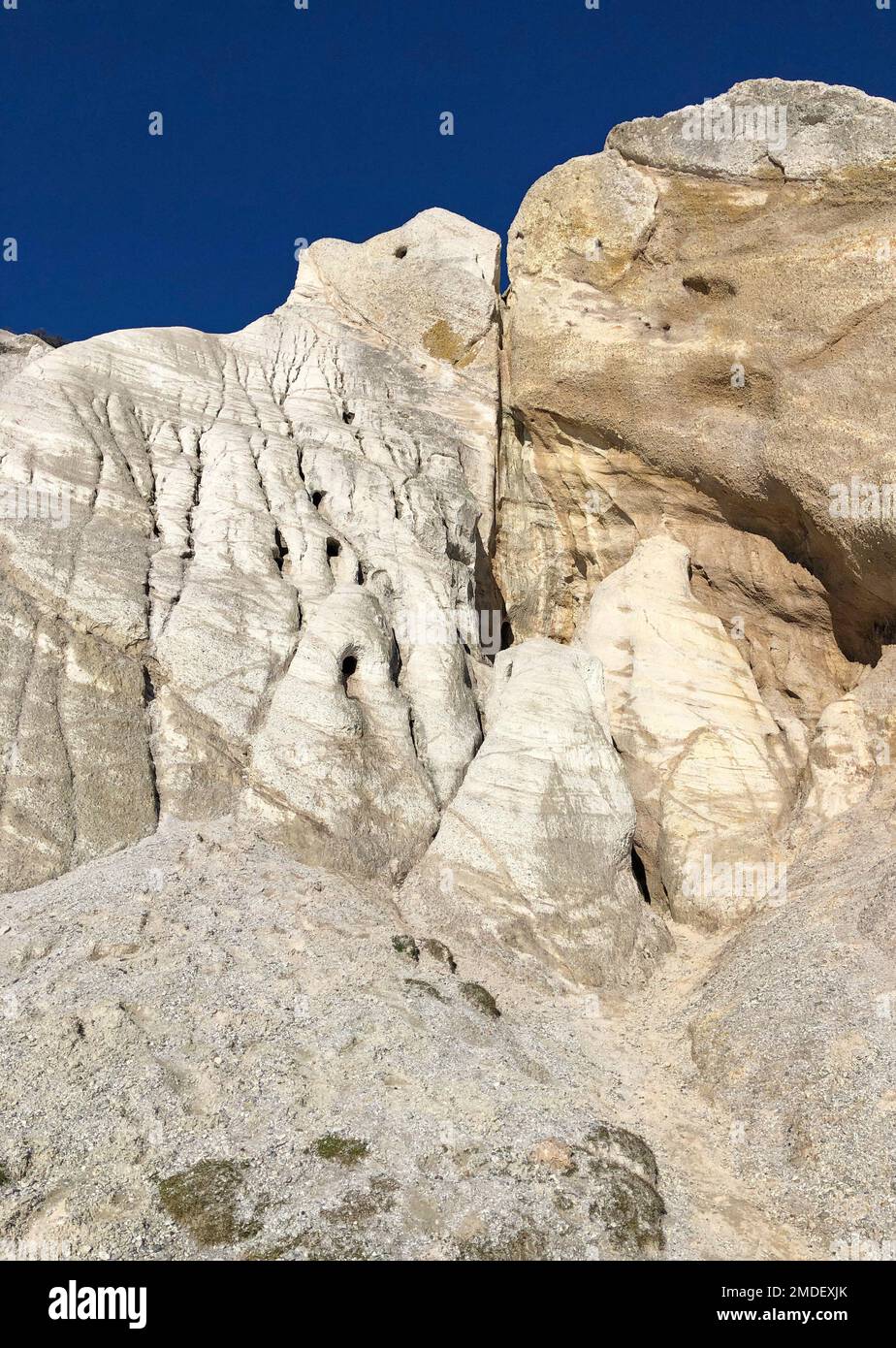 Spettacolare lago e scogliere create dai fanghi delle miniere d'oro, a St Bathans e il Lago Blu, Distretto di Maniototo, Nuova Zelanda Foto Stock