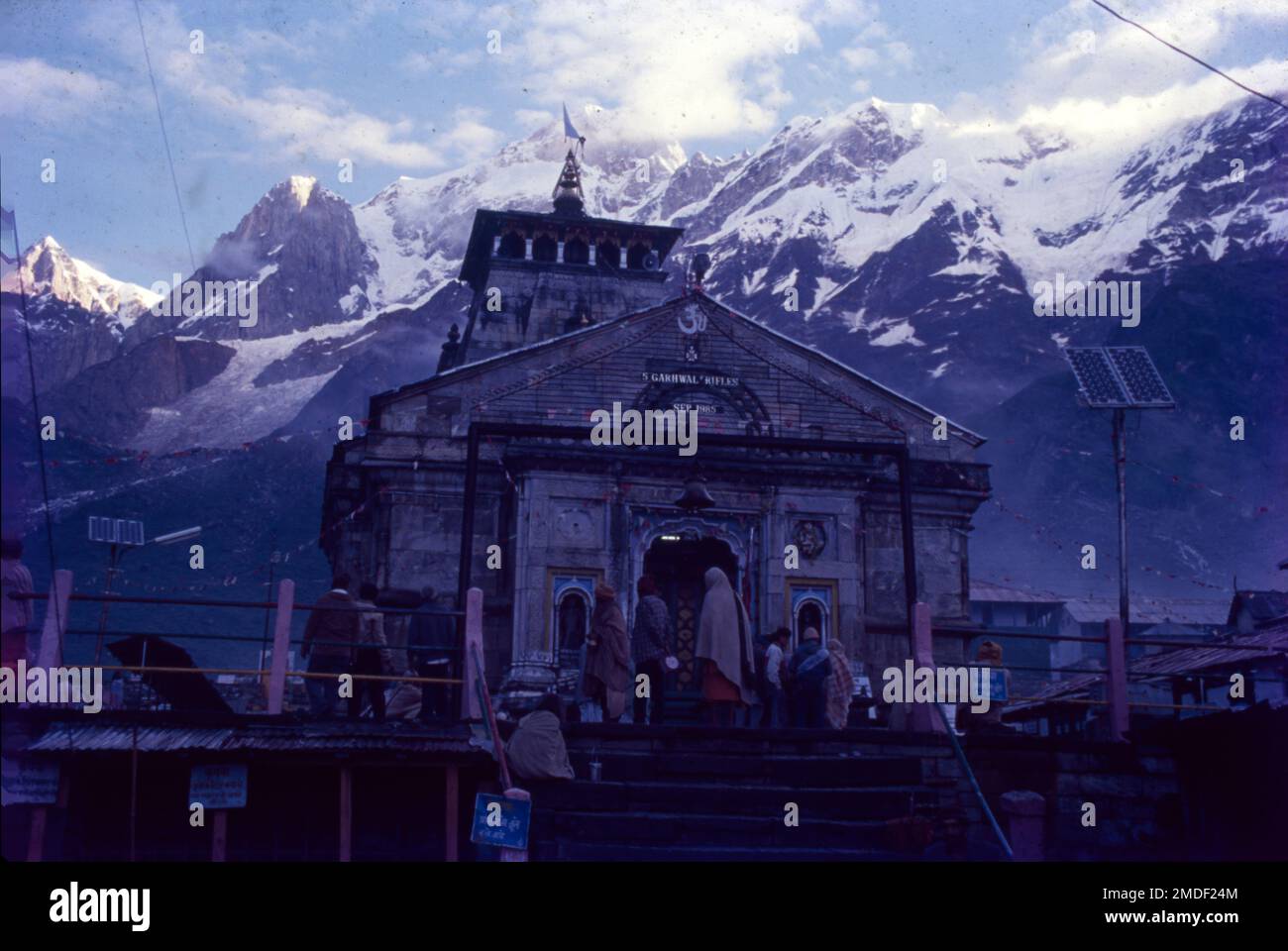 Il Tempio di Kedarnath, rinomato per l'antico tempio dedicato al Signore Shiva, Chota Char Dham Yamunotri Kedarnath Badrinath il Tempio di Kedarnath è un tempio indù di circa 1200 anni dedicato a Shiva. Il tempio è situato sulla catena del Garhwal Himalayan vicino al fiume Mandakini, nello stato di Uttarakhand, India. Foto Stock